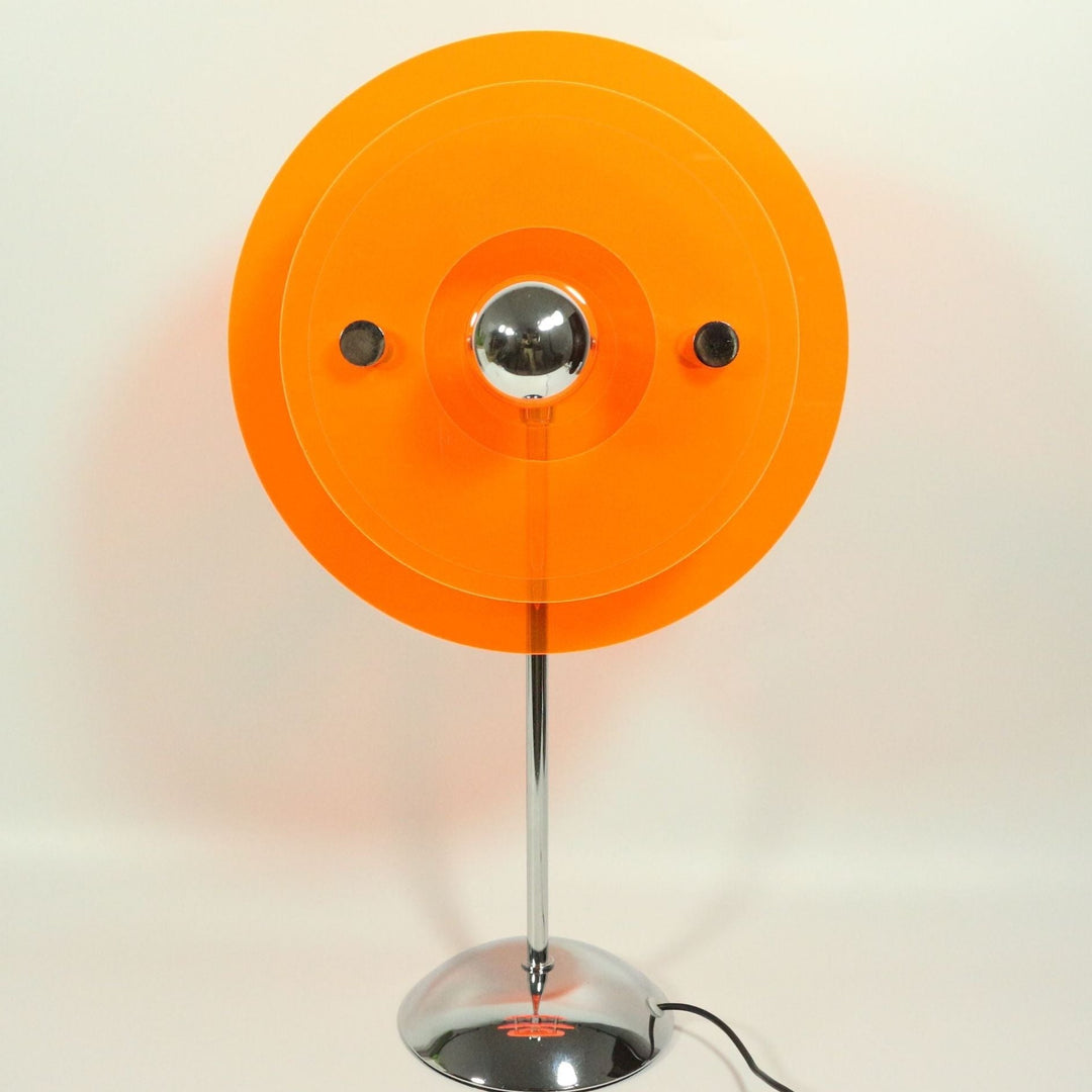 Sunset lampen fra Geisla i orange står utændt. Lampens elegante akrylskiver og Bauhaus-inspirerede design er tydelige, og den står som et stilfuldt element, selv når den ikke er i brug.